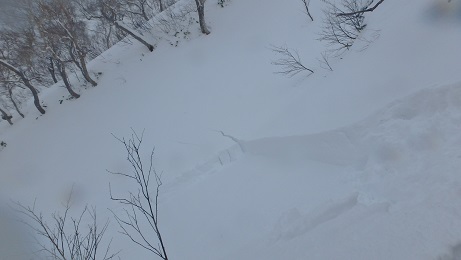 表層雪崩です。<br>ここで撤退しました。