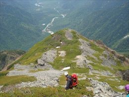 Ⅴ峰の台地から南西尾根に向かいます。
