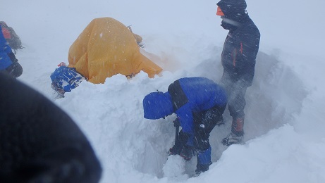 風雪の中、雪洞を作成