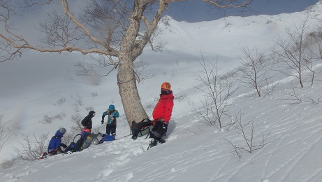 ビバーグの翌日、大喰岳西尾根から下山し宝の木にて
