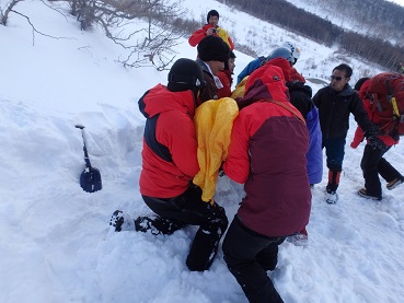 雪埋没者の堀出