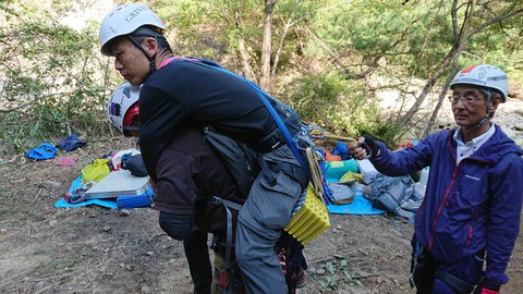 ザック搬送、いろいろなやり方を実践。<br>マットで重心とクッション性を上げている
