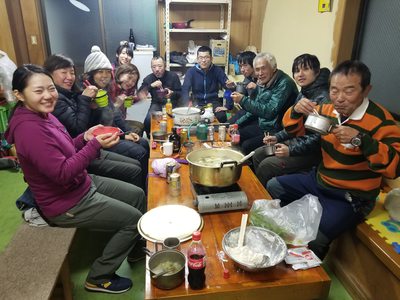 おでん、すいとん鍋で忘年会