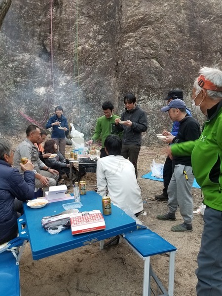 夜は焼肉とビールで団結力を養う